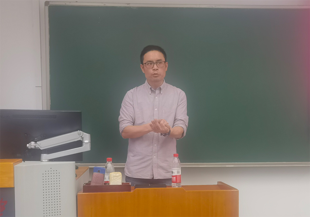 编辑后：图1 陈旭演讲中.jpg