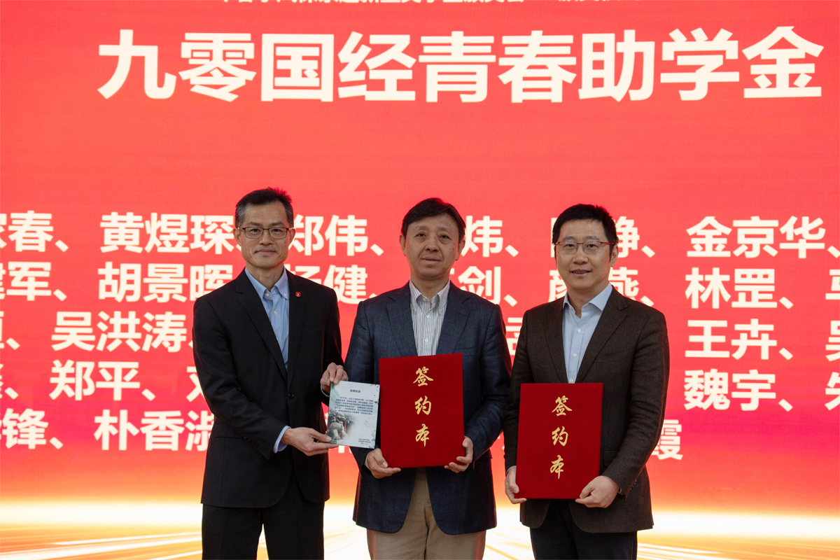 编辑后：图3 郑伟赠送纪念牌DSC02114.jpg