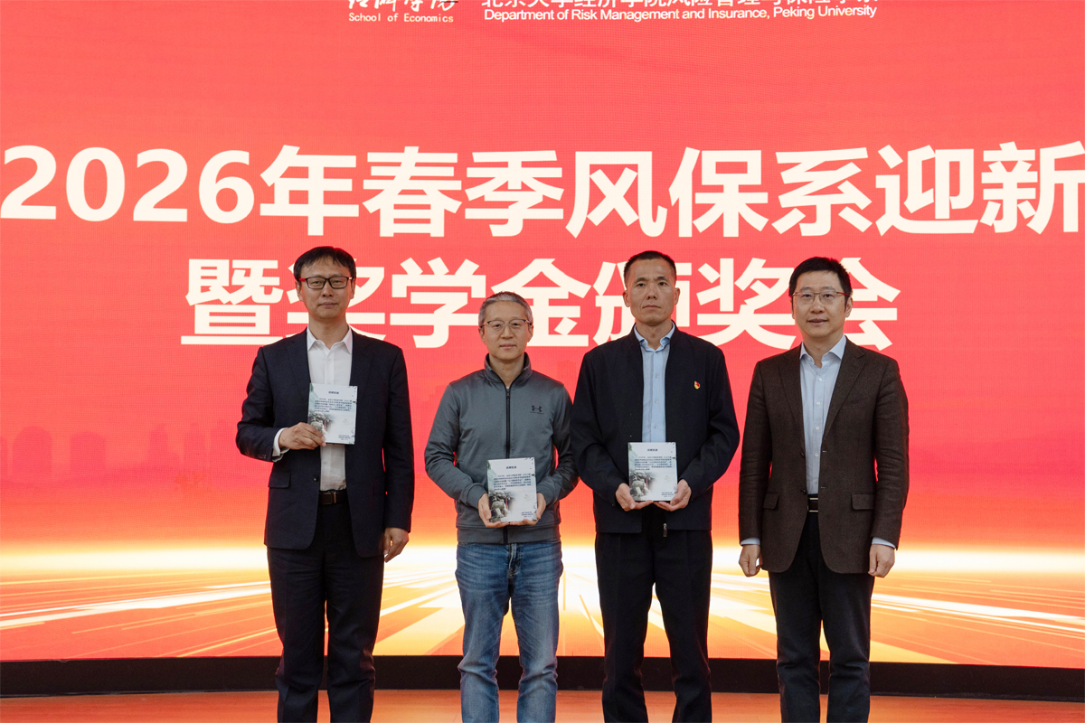 编辑后：图13 郑伟向系友赠送纪念牌 DSC02120.jpg