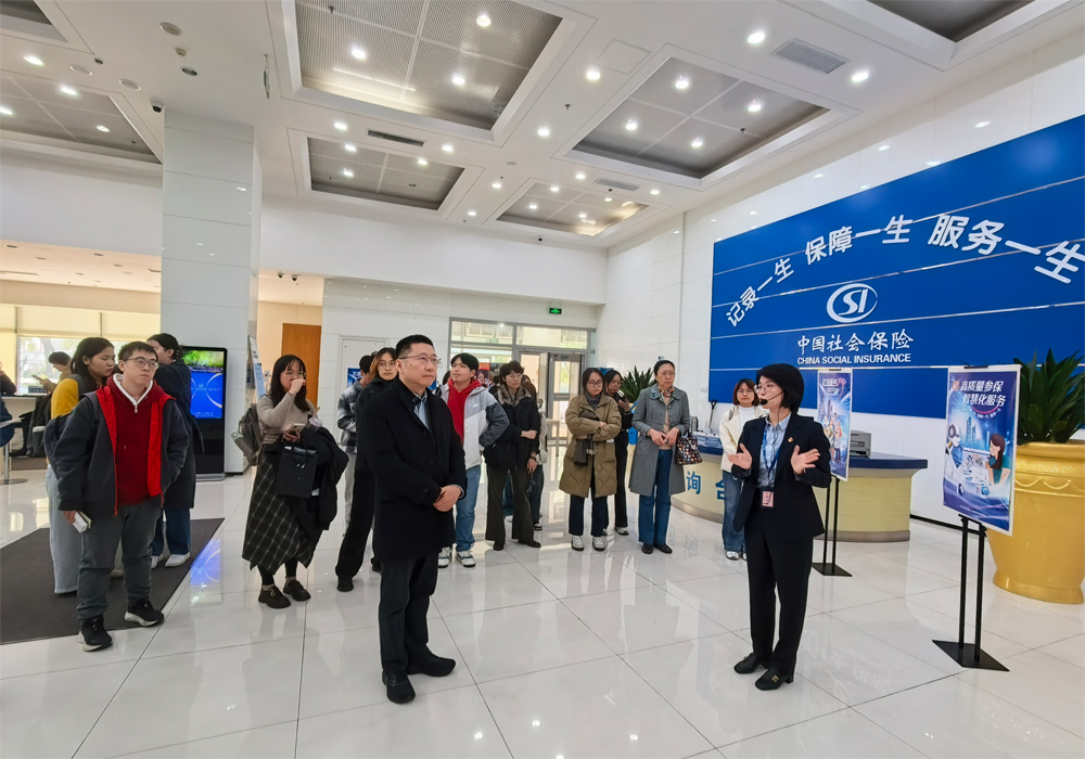 编辑后：图2：师生参观央保中心经办大厅.jpg