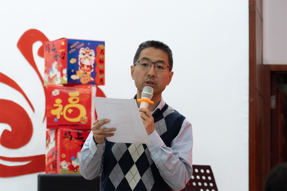 编辑后：图1 陈凯主持大会 DSC01601.jpg